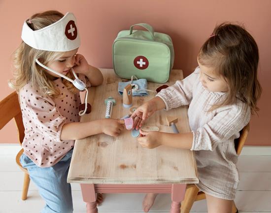 LD2547 doctor set gallery 2 Little Dutch докторски сет во игра на улоги